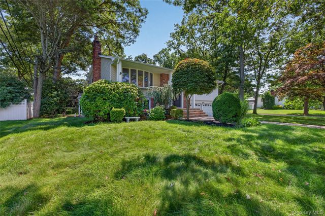 11 Penguin Lane, Commack, NY 11725