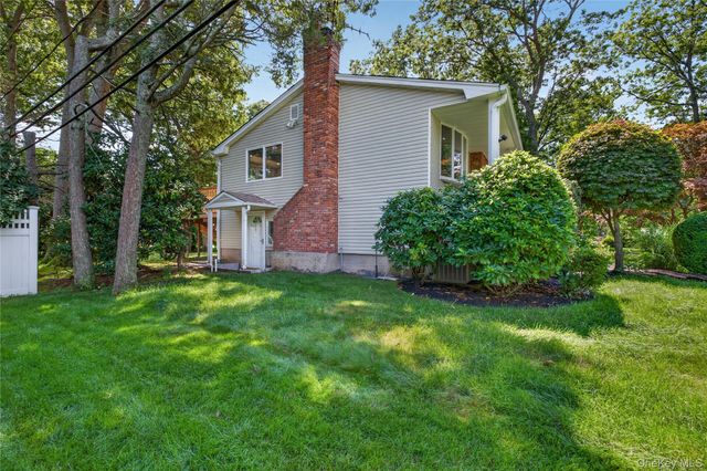 11 Penguin Lane, Commack, NY 11725