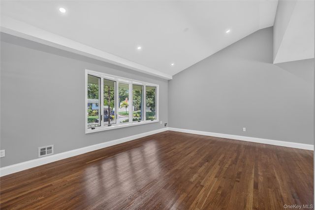 11 Penguin Lane, Commack, NY 11725