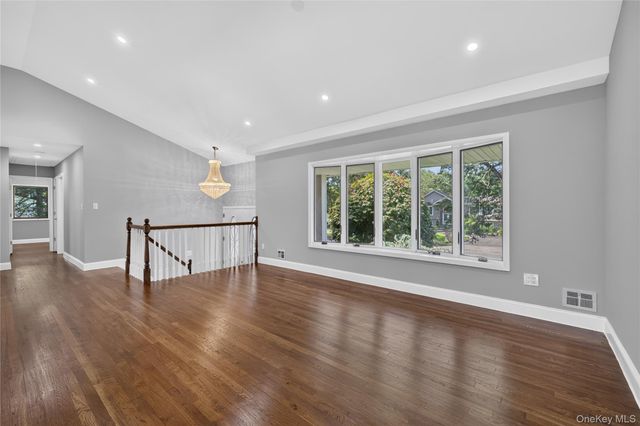 11 Penguin Lane, Commack, NY 11725