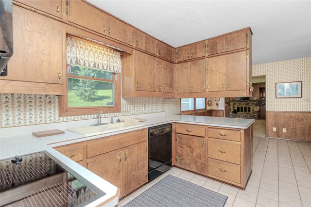 1327 S 4th Avenue W, Newton, IA 50208