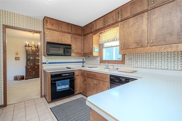1327 S 4th Avenue W, Newton, IA 50208