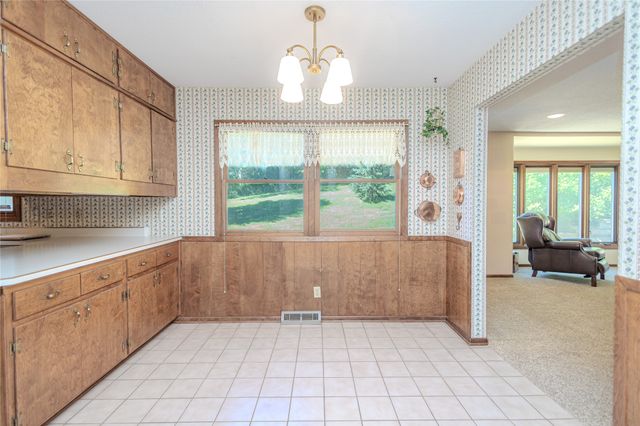 1327 S 4th Avenue W, Newton, IA 50208