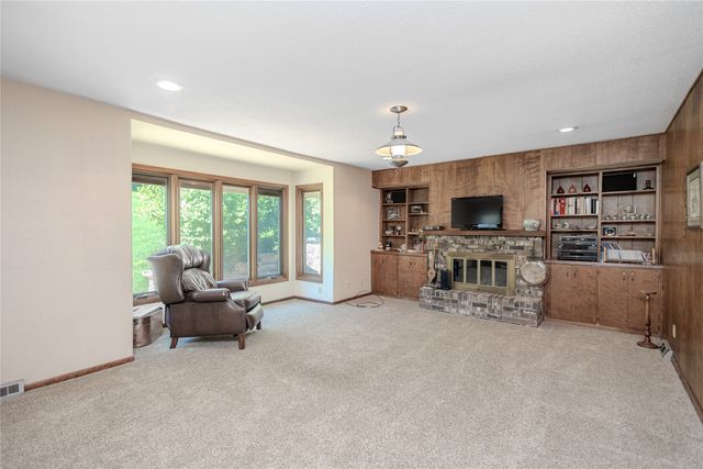 1327 S 4th Avenue W, Newton, IA 50208