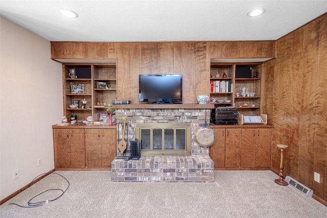 1327 S 4th Avenue W, Newton, IA 50208