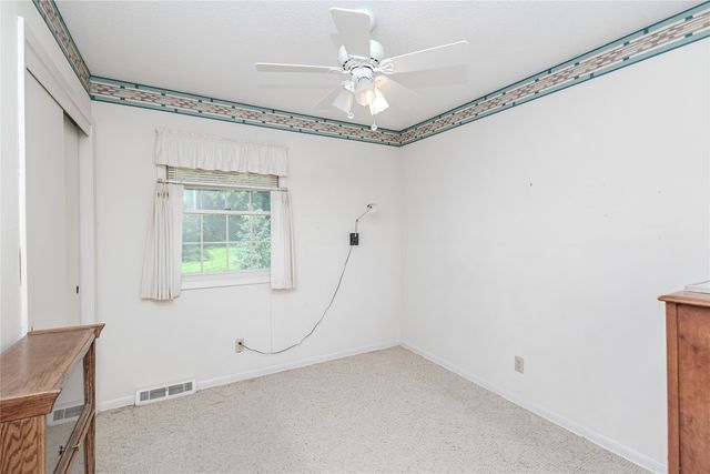 1327 S 4th Avenue W, Newton, IA 50208