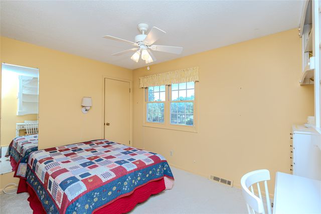 1327 S 4th Avenue W, Newton, IA 50208