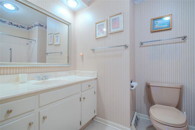 1327 S 4th Avenue W, Newton, IA 50208