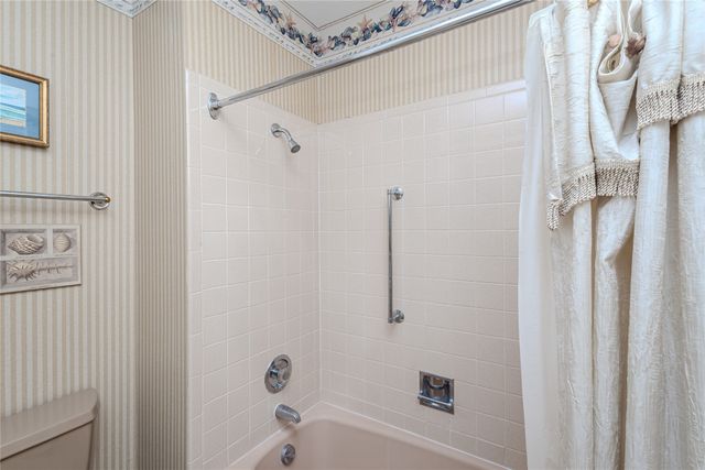 1327 S 4th Avenue W, Newton, IA 50208