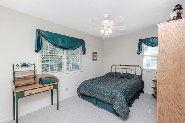 1327 S 4th Avenue W, Newton, IA 50208