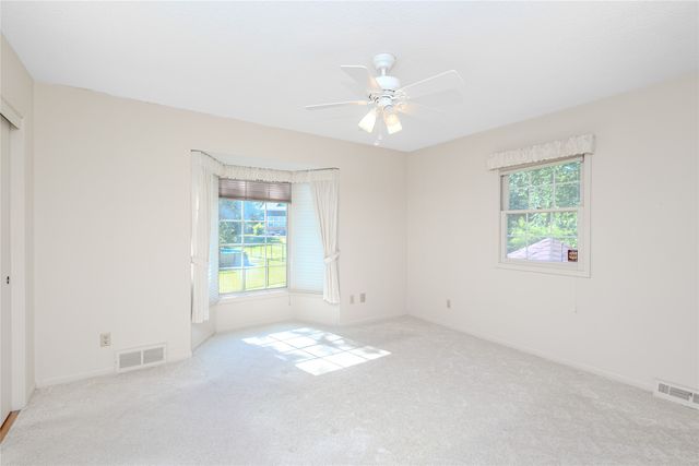 1327 S 4th Avenue W, Newton, IA 50208