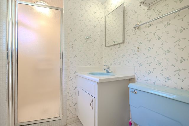 1327 S 4th Avenue W, Newton, IA 50208