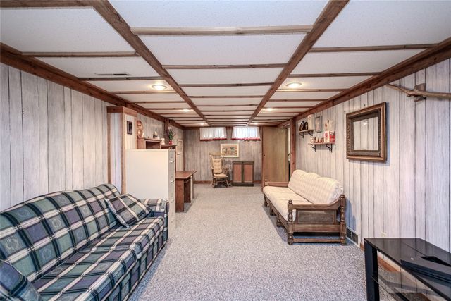 1327 S 4th Avenue W, Newton, IA 50208