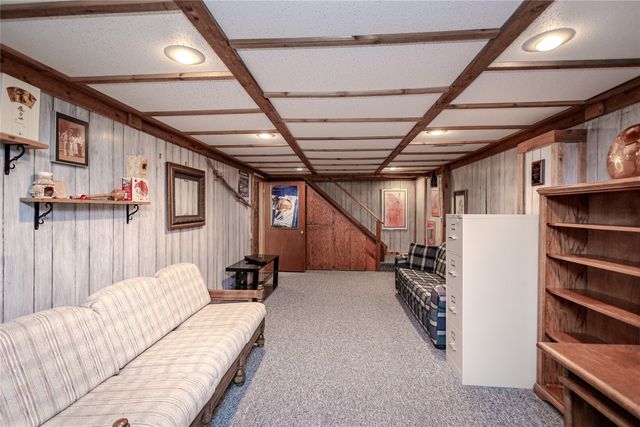 1327 S 4th Avenue W, Newton, IA 50208