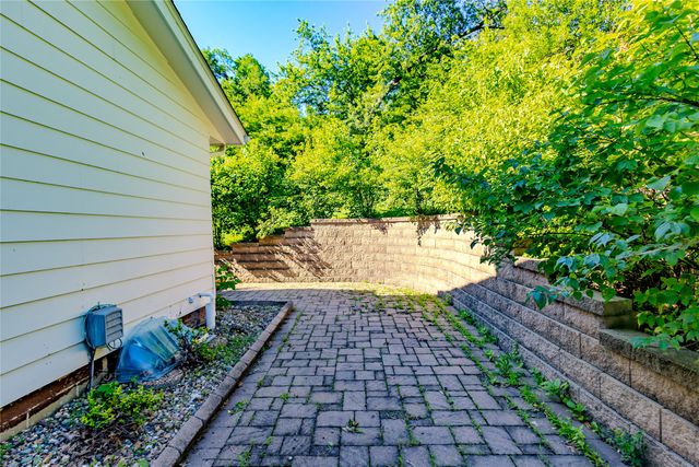 1327 S 4th Avenue W, Newton, IA 50208