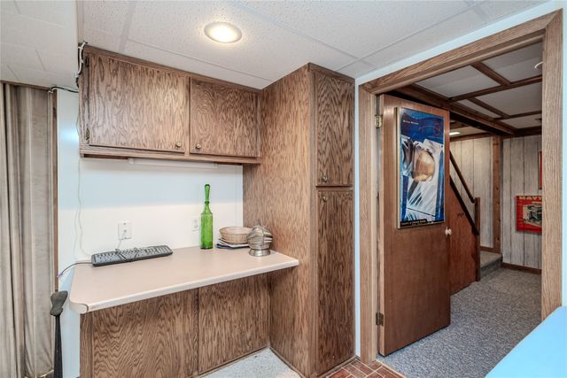1327 S 4th Avenue W, Newton, IA 50208