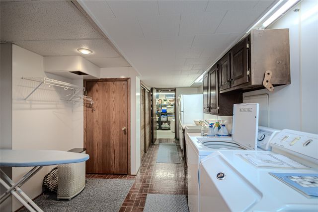 1327 S 4th Avenue W, Newton, IA 50208