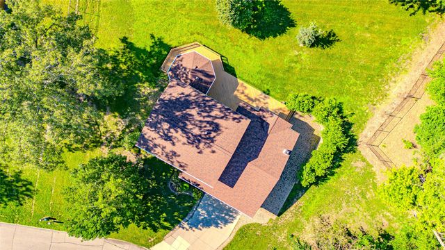 1327 S 4th Avenue W, Newton, IA 50208