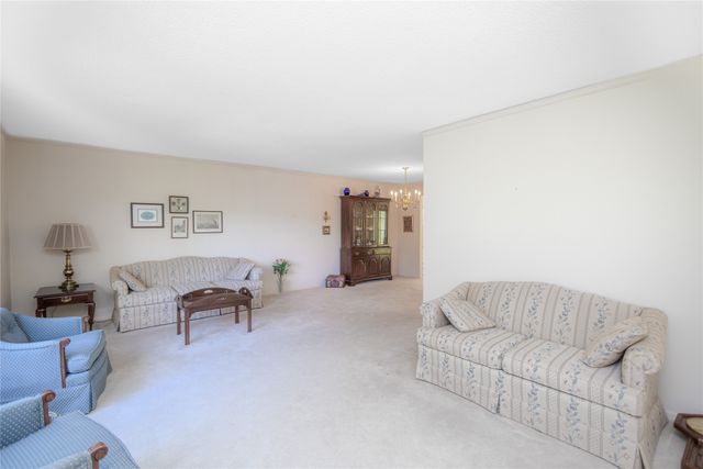 1327 S 4th Avenue W, Newton, IA 50208