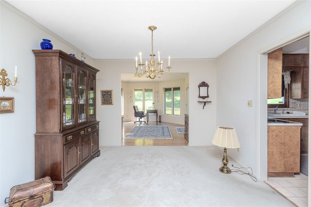 1327 S 4th Avenue W, Newton, IA 50208