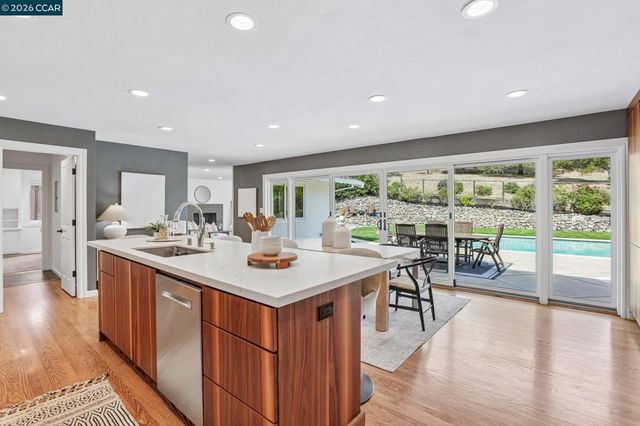 49 Corliss Dr, Moraga, CA 94556