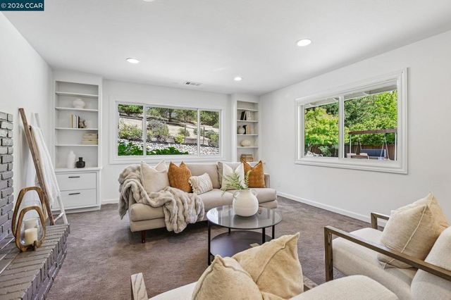 49 Corliss Dr, Moraga, CA 94556