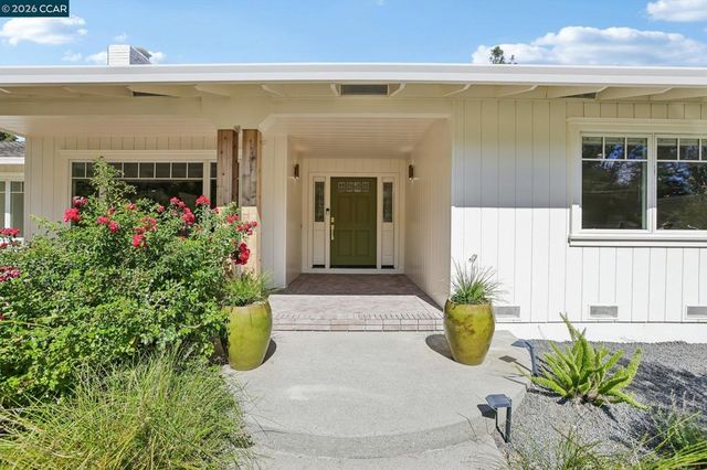 49 Corliss Dr, Moraga, CA 94556
