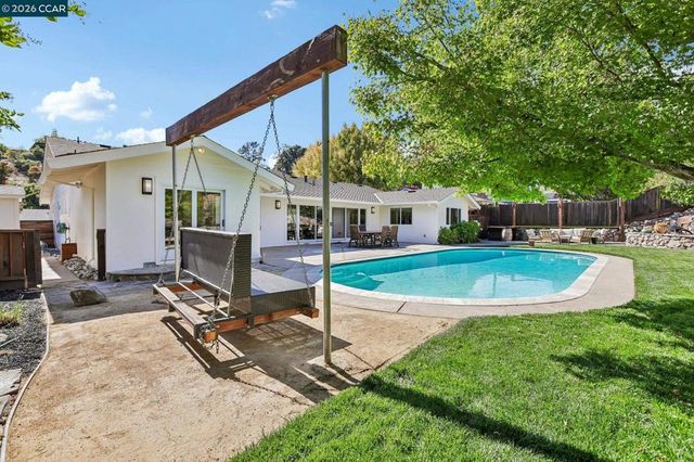 49 Corliss Dr, Moraga, CA 94556