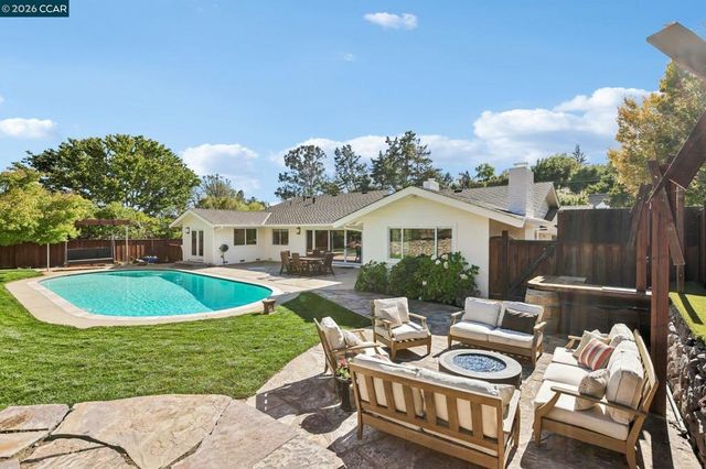 49 Corliss Dr, Moraga, CA 94556