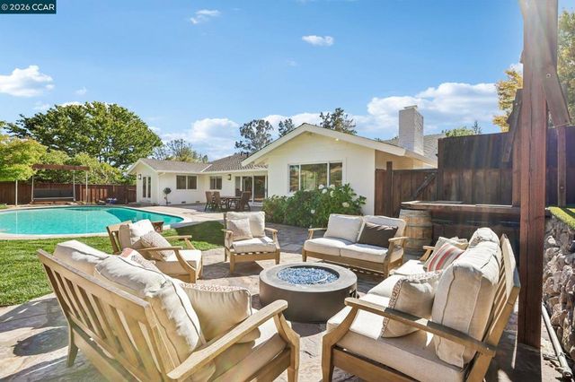 49 Corliss Dr, Moraga, CA 94556