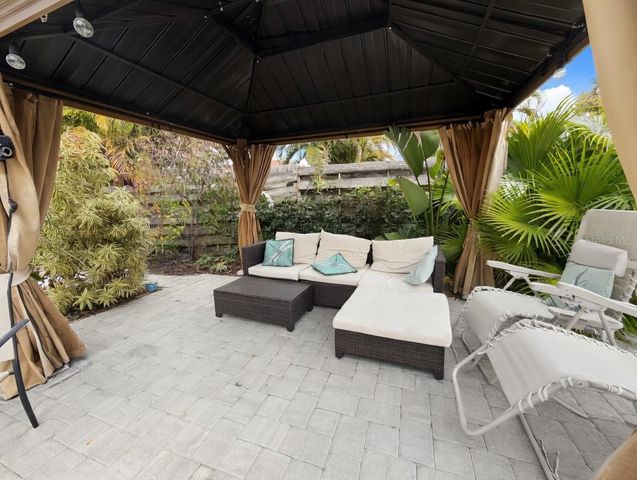 8425 CYPRESS LAKE CIRCLE, Sarasota, FL 34243