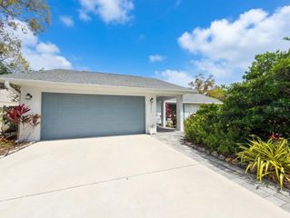 8425 CYPRESS LAKE CIRCLE, Sarasota, FL 34243