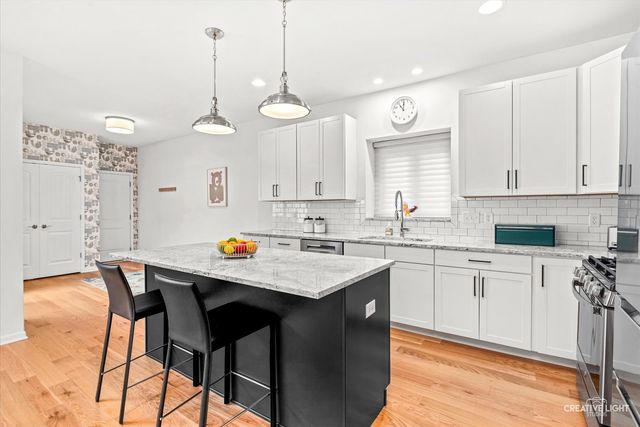 39W194 Water Way, Geneva, IL 60134