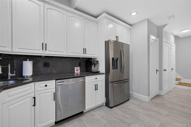 49 Bixley Heath, Lynbrook, NY 11563