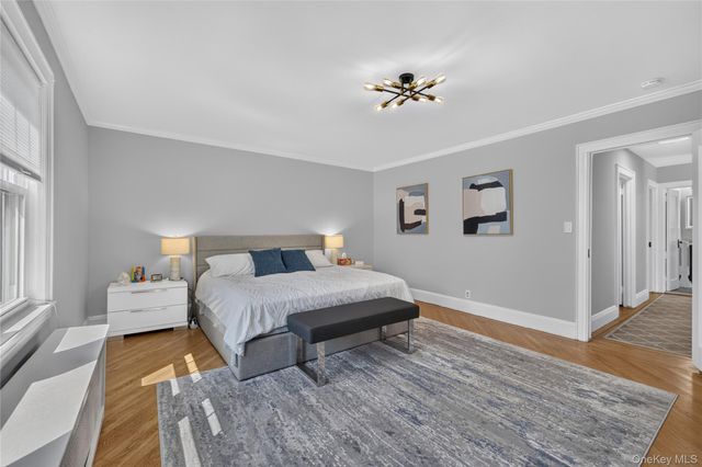49 Bixley Heath, Lynbrook, NY 11563