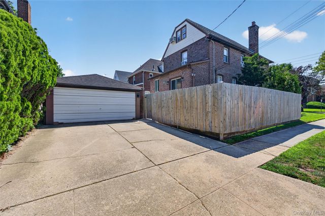 49 Bixley Heath, Lynbrook, NY 11563