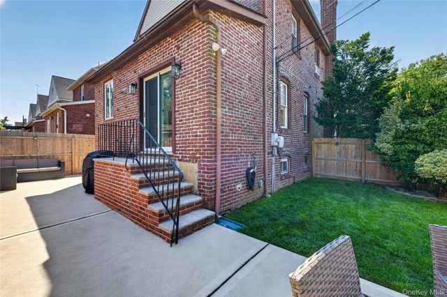 49 Bixley Heath, Lynbrook, NY 11563