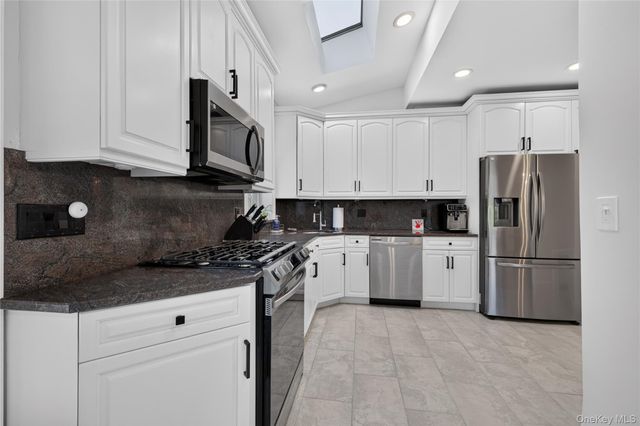 49 Bixley Heath, Lynbrook, NY 11563