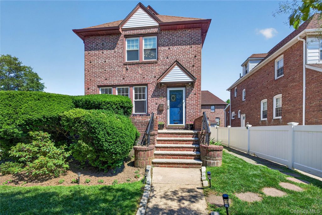 49 Bixley Heath, Lynbrook, NY 11563
