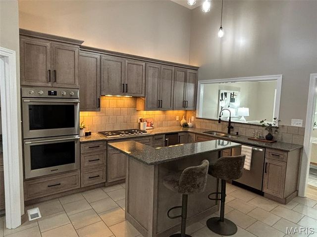 14612 Amberleigh Hill Court, Chesterfield, MO 63017
