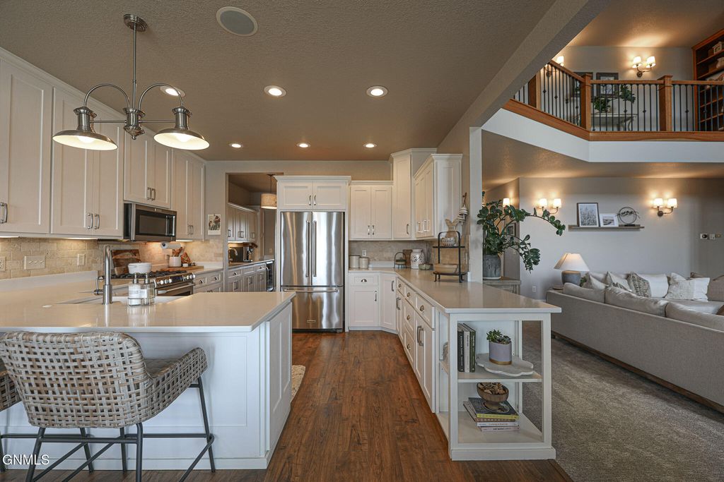 6501 Misty Waters Drive, Bismarck, ND 58503 photo 11