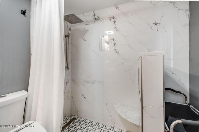 2207 Bashford Manor Ln, Louisville, KY 40218