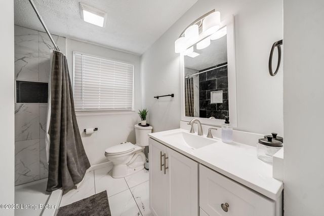 2207 Bashford Manor Ln, Louisville, KY 40218