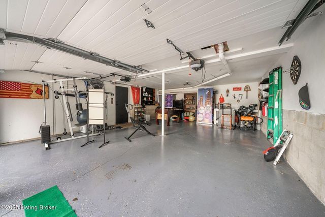 2207 Bashford Manor Ln, Louisville, KY 40218