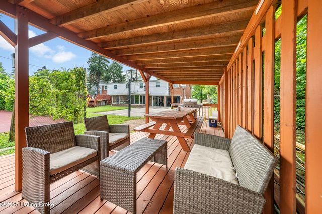 2207 Bashford Manor Ln, Louisville, KY 40218