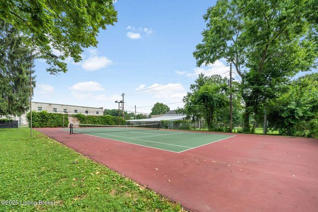 2207 Bashford Manor Ln, Louisville, KY 40218