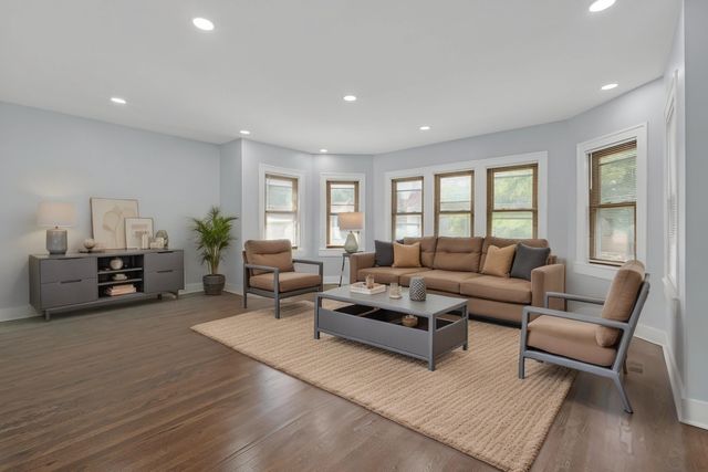 2539 W Morse Avenue, Chicago, IL 60645