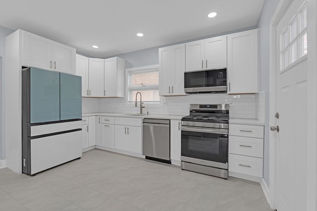 2539 W Morse Avenue, Chicago, IL 60645