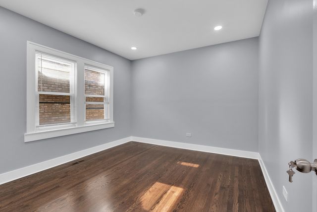 2539 W Morse Avenue, Chicago, IL 60645
