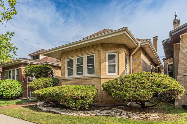 2539 W Morse Avenue, Chicago, IL 60645